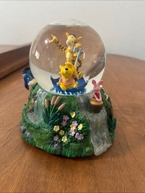 Disney Winnie the Pooh  "The Rain Came Down" Musical Rotating Snow Globe
